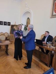 Dr Agnieszka Woźniak, Prorektor ds. Rozwoju Karpackiej Państwowej Uczelni w Krośnie odbiera akt powołania do Krośnieńskiej Rady Biznesu.