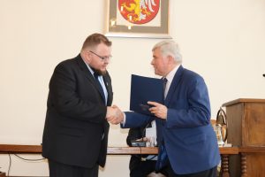 Marek Kiełtyka, Starszy Cechu Rzemiosł Różnych odbiera akt powołania do Krośnieńskiej Rady Biznesu.