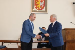 Przemysław Jurczak, Dyrektor Operacyjny, Wiceprezes Zarządu FA Krosno S.A. odbiera akt powołania do Krośnieńskiej Rady Biznesu.