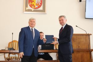 Piotr Wietecha, Wiceprezes Zarządu Wietpol Aerospace Sp. z o.o. Sp.k. odbiera akt powołania do Krośnieńskiej Rady Biznesu.