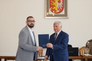 Przemysław Wójcik, Prezes Zarządu PP DOM Sp. z o.o. odbiera akt powołania do Krośnieńskiej Rady Biznesu.