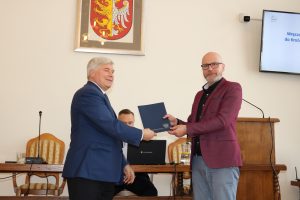 Sławomir Juryś, Prezes Zarządu JSystem Sp. z o.o. odbiera akt powołania do Krośnieńskiej Rady Biznesu.
