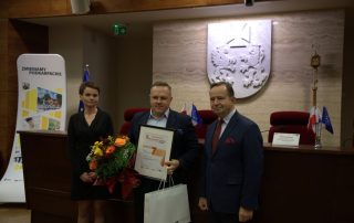 Tomasz Soliński odbiera wyróżnienie w konkursie "Mistrzowskie zmiany"