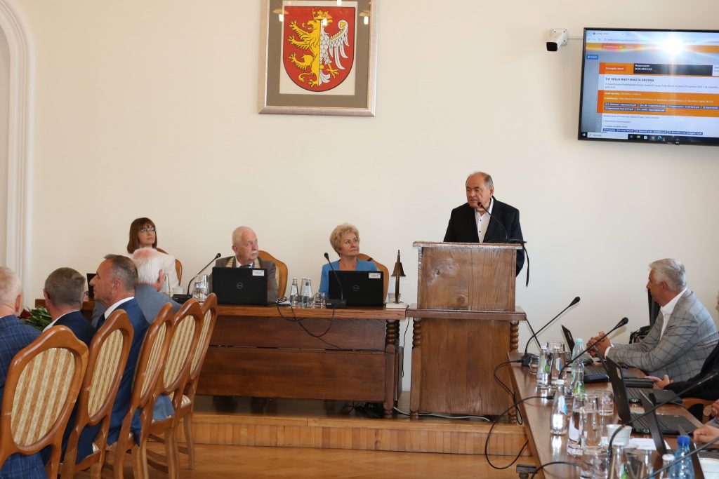 Tadeusz Sanocki przemawia podczas sesji Rady Miasta Krosna