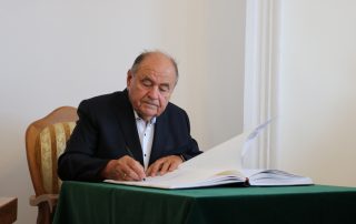 Tadeusz Sanocki podpisuje księgę pamiątkową