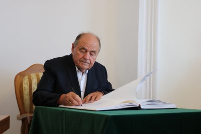 Tadeusz Sanocki podpisuje księgę pamiątkową