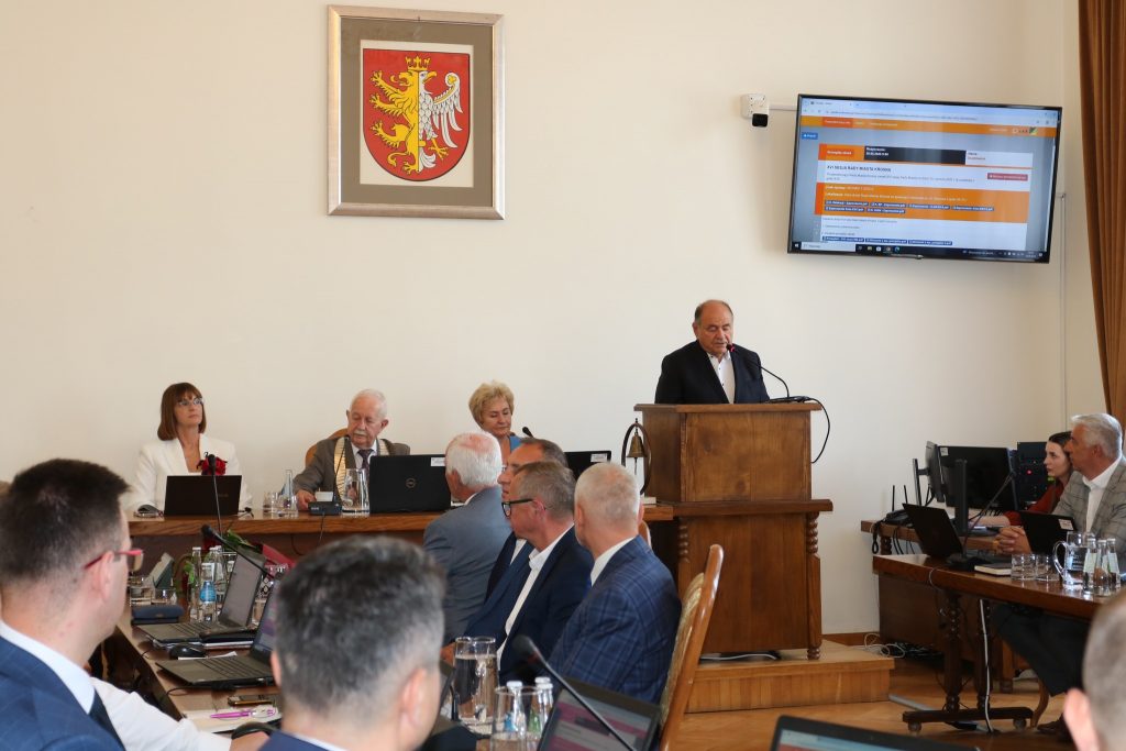 Tadeusz Sanocki przemawia podczas sesji Rady Miasta Krosna