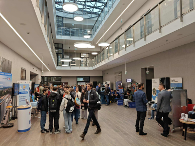 Hol główny Inkubatora Przedsiębiorczości Krosno podczas wydarzenia. Zwiedzanie stoisk wystawienniczych