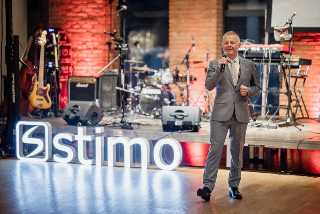 Prezes STIMO Piotr Długosz przemawia podczas uroczystości.