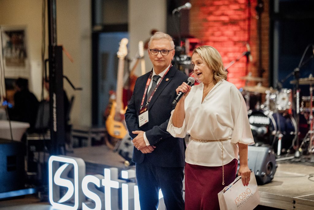 Gratulacje składają zastępcy prezydenta Krosna - Grzegorz Rachwał i Miranda Trojanowska